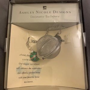 Ashley Nicole Designs Tea Infuser with Christmas Ornament Accent